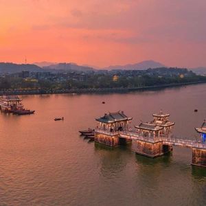 我的大乳被民工们揉搓玩弄漫画
